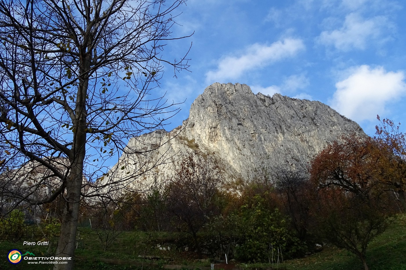 12 Risaliamo stradetta con vista sulla Corna di Medale.JPG